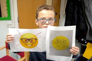 Мальчик из Британии создал петицию, чтобы Apple изменила эмодзи в очках